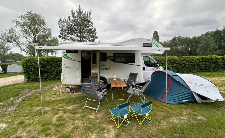 Ruime, hoge Forster A699 VB 6 persoons camper