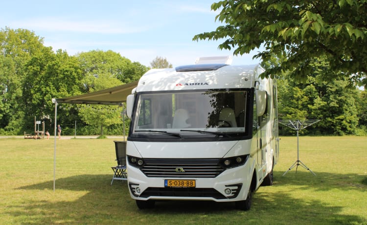 Camping-car familial confortable Adria Sonic Plus avec climatisation, porte-vélos, barre de remorquage