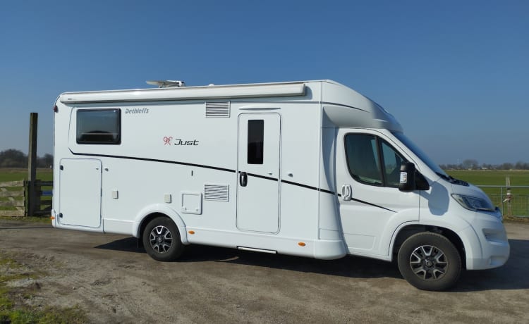 Schöner teilintegrierter Camper von Dethleffs