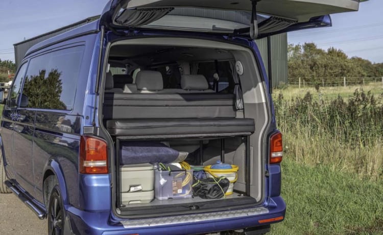 Scafell – VW T5 4-Berth Campervan Toit escamotable et grand lit (2 adultes et 2 enfants)