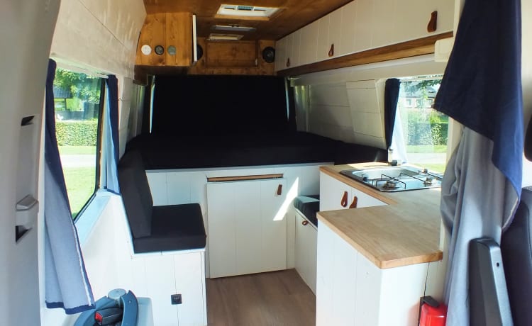 Co-Camper – Mercedes-Benz sprinter with wooden interior