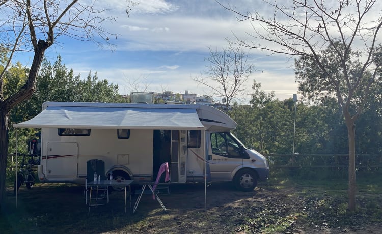 Teilintegrierter Camper für 4 Personen.