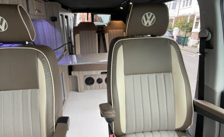 Tallulah – Volkswagen-camper met 4 slaapplaatsen uit 2019, nieuwe conversie