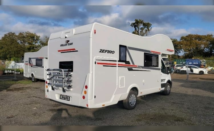 Zefiro 675  – 2022 Roller Team Zefiro 675 automatic 6 berth + 6 belts 