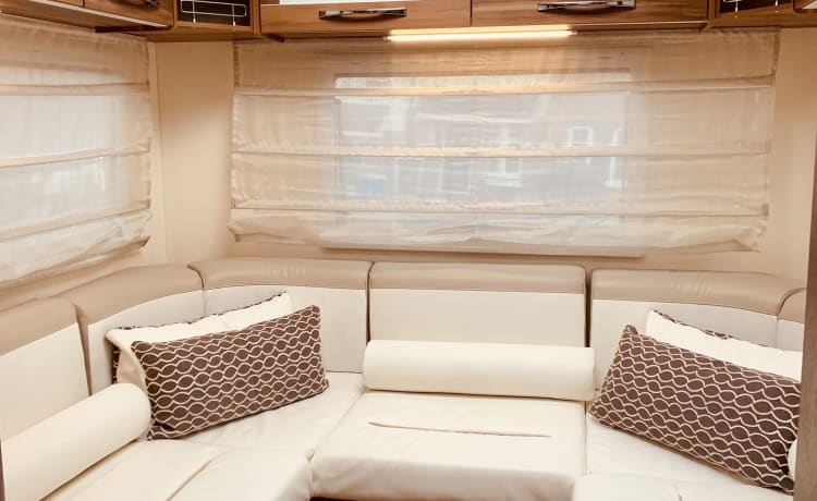 VIP 6 berth, 6 seatbelts – WiFi, 2 TV's, Pets ✅, Bikes ✅, Table & Chairs