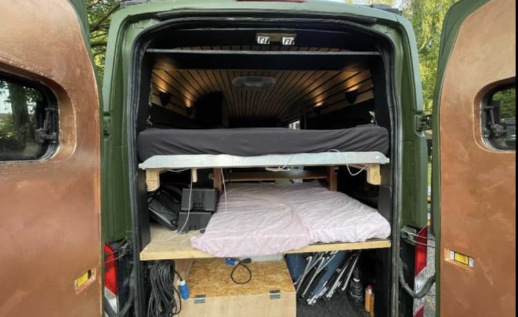 Bruce – Tough 4p bus camper for great adventures