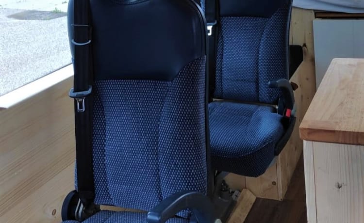 Co-Camper – Mercedes-Benz sprinter with wooden interior