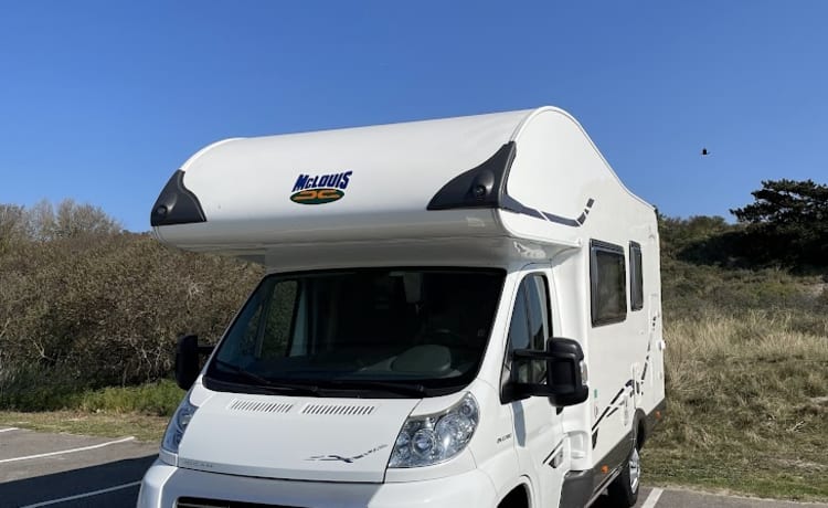 Luxuriöser und kompletter Camper für 4-6 Personen.