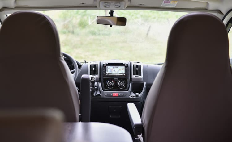 Camping-car bien équipé pour 4 personnes