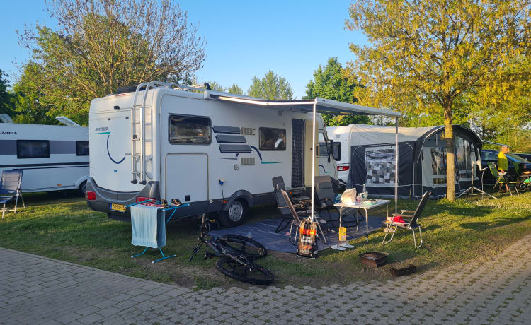 Familienfreundlicher Hymer B644G für 6 Personen