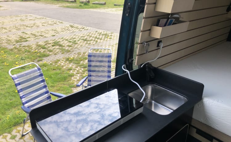 Neuer cooler, netzunabhängiger Mercedes Sprinter Buscamper mit langen Betten