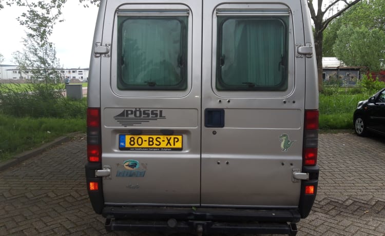 Construction compacte d'une usine de bus Pössl avec douche