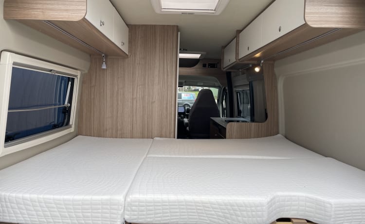 Tourer 5.9 – Carado CV 601 - fixed bed with a length of 5.99 METER!