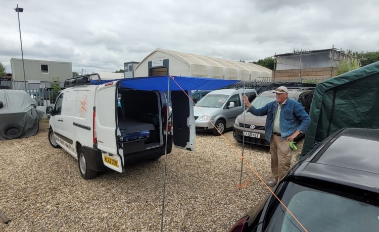 BIGYIN 3 – Peugeot EXPERT STEALTH-camper met 3 slaapplaatsen 