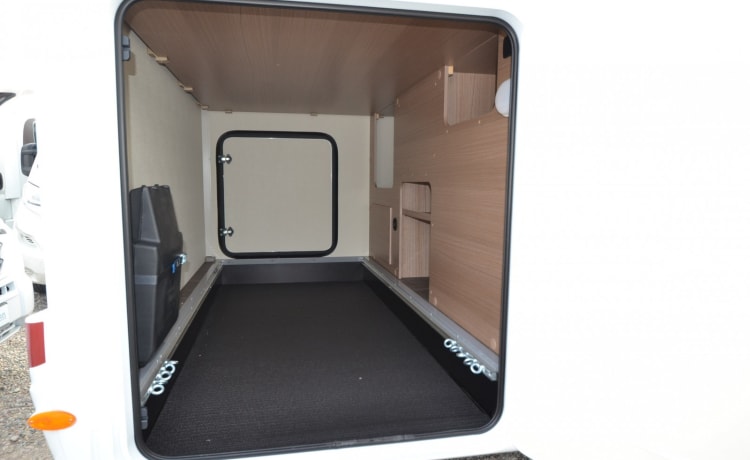 Carado T447 – Zeer luxe camper lengtebedden - aparte douche - XXL garage  - hoekzit