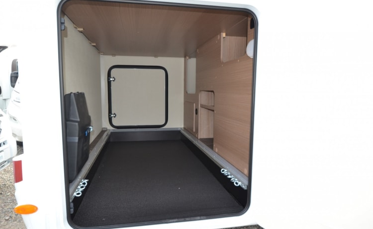 Carado T447 – Lits de camping très luxueux - douche séparée - garage XXL - banquette d'angle