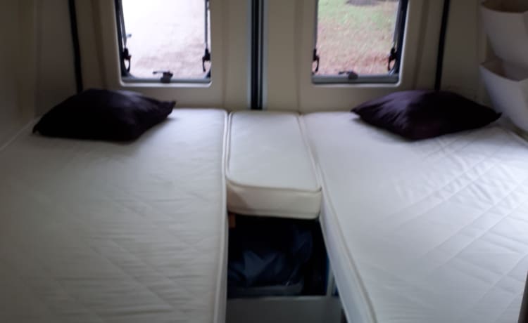 Bus camper with 2 length beds. Automatic 150 hp.