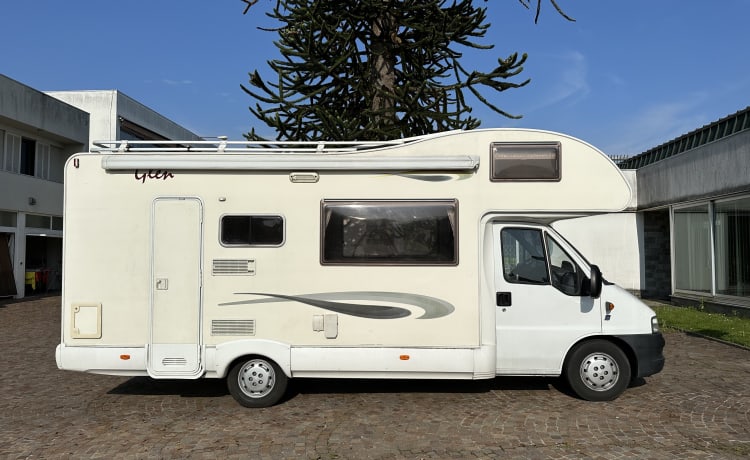 JoyRider – Camper with sloping ceilings for 7 people