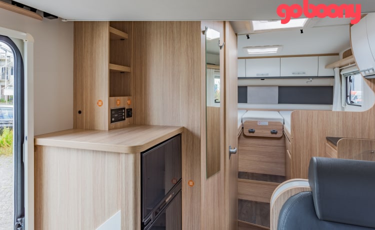 11/20 – 2 berth motorhome with single beds - Automatic