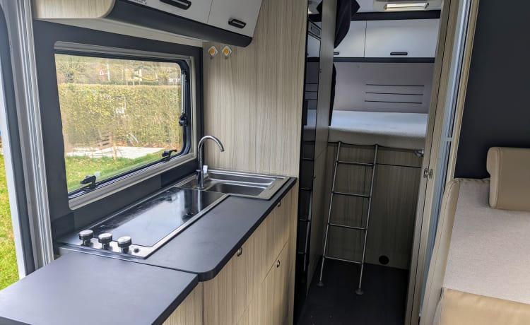 6p recente familie camper uit 2021 - Sun Living alcove