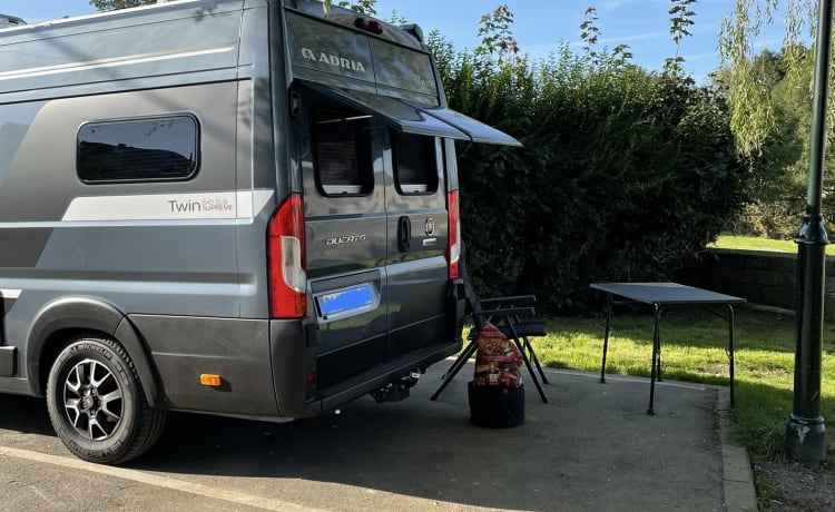 Adria Twin Supreme – Comodo autobus camper con cambio automatico + vignetta svizzera