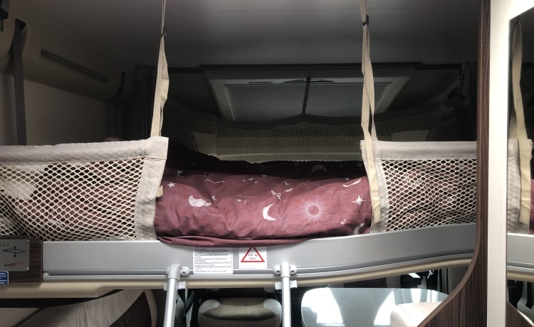 Beni – Conduisez et profitez dans notre camping-car confortable et compact.