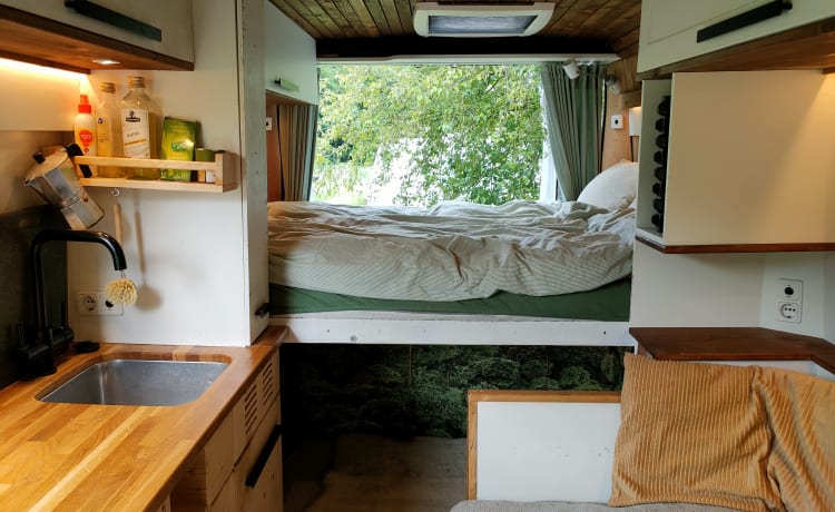 VanScheef – Mega cozy 3p Off-grid self-build camper