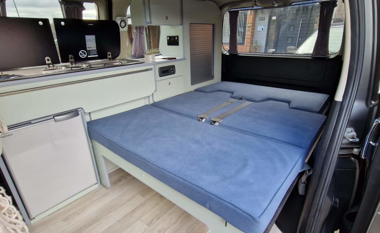 El – 2/3 berth Nissan Elgrand campervan with pop up roof