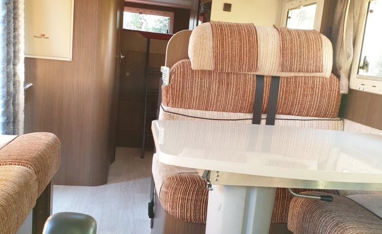 RollerTeam2 – Luxury Rollerteam camper, 5 belts and lots of storage space, fully furnished