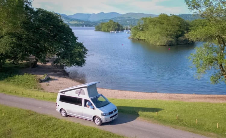 Silver VW Camper – Luxe VW Camper Lake Windermere Zelf Verzekeren