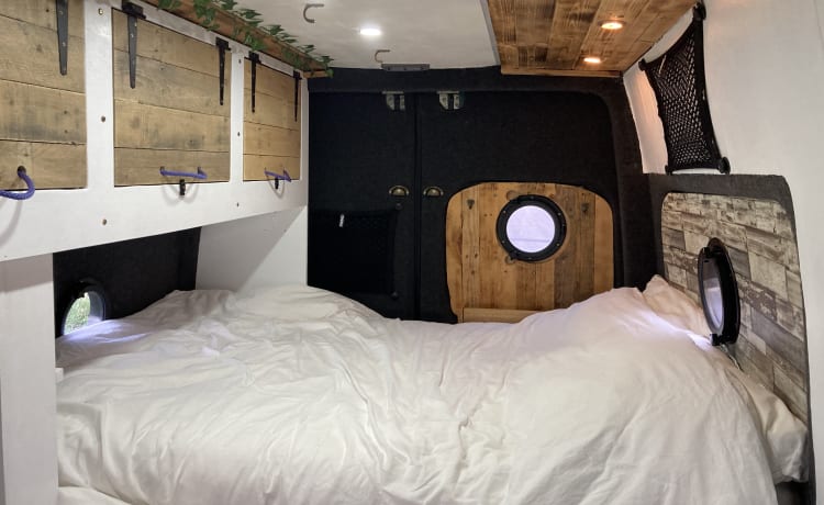 The Big Green Van – Tour in luxe door de NC500 - inclusief grote off-grid camperverzekering met 3 slaapplaatsen