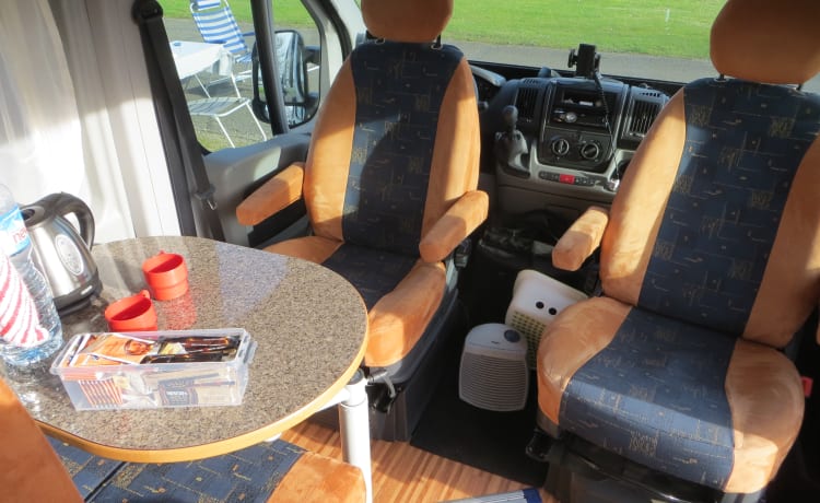 Camper bus compatto con molti utili extra