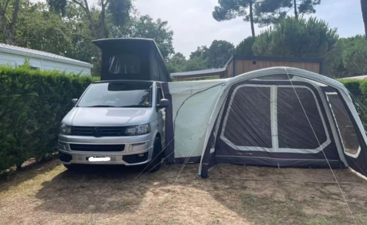 Tommie – 4 personnes, camping-car VW, LWB avec toit Pop Top ! + plein d'extras !