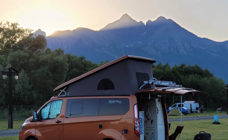 Oranje monster – Compact motorhome with room for five