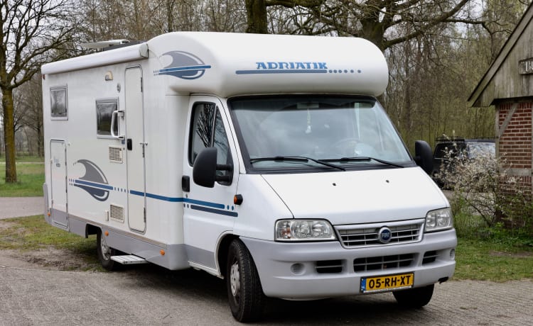 3p Adria Mobil - ruime camper met lengte bed 