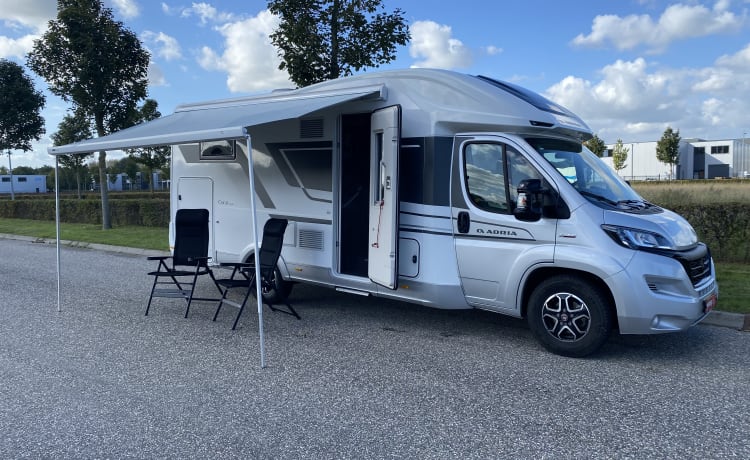 Coral suite on wheels – Lusso 2 persone Adria Coral 650DL semi-integrato automatico dal 2022