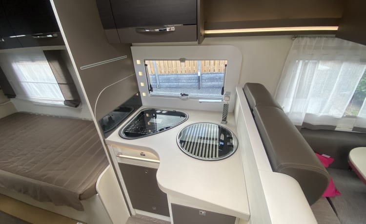 Zeer mooie camper half integraal 5 slaapplaatsen 4 zitplaatsen  – 5p Challenger semi-integrated from 2017