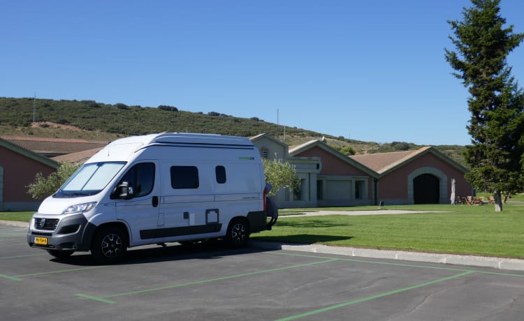 Bus camper with lifting roof