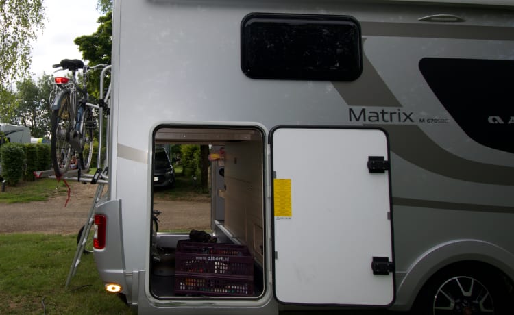 ADRIA Matrix SBC 670 - 50 jaar Silver Collection – "Mon camping-car est mon château" PRÊT À ALLER PARTOUT OÙ VOUS AVEZ BESOIN D'ALLER