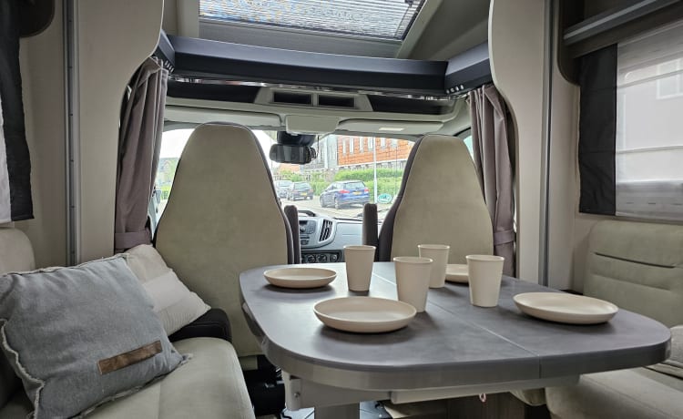 Complete 4 persoons camper: Chausson 640 Titanium - automaat - 2019