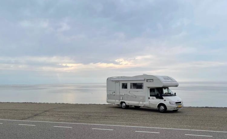 Onze supergezellige camper! – Nice spacious 6 person Ford Rimor 678