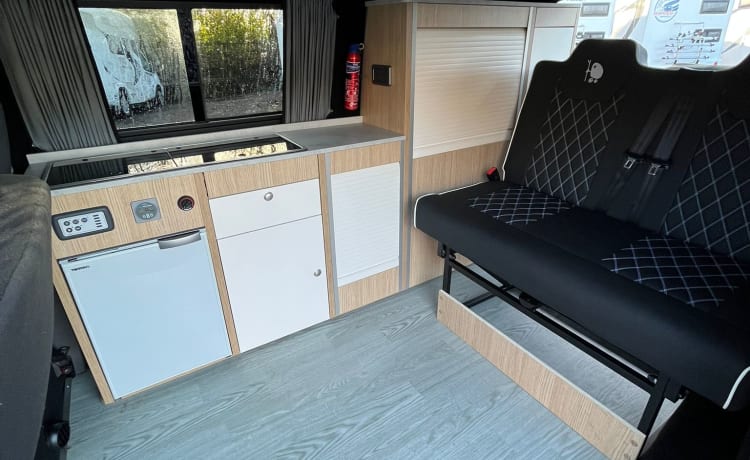 YT72KEJ NOMAD –  Nomadencamper met 4 slaapplaatsen