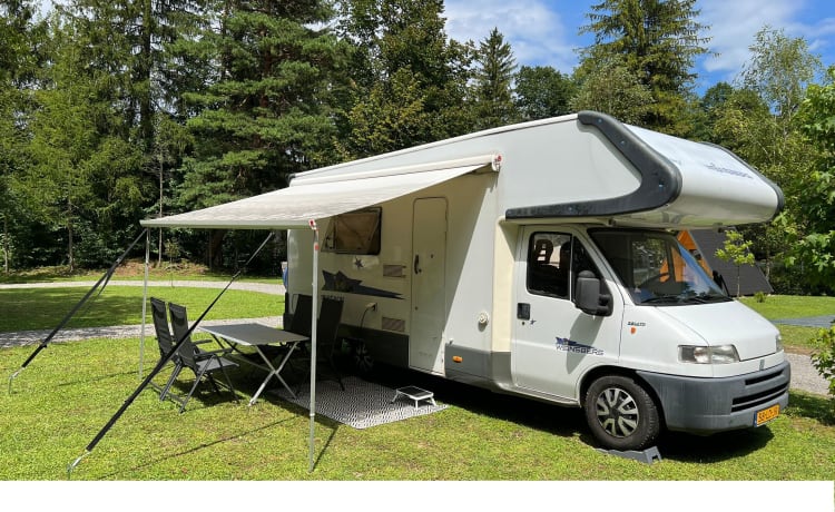 Beau et spacieux camping-car familial, comprenant des commodités