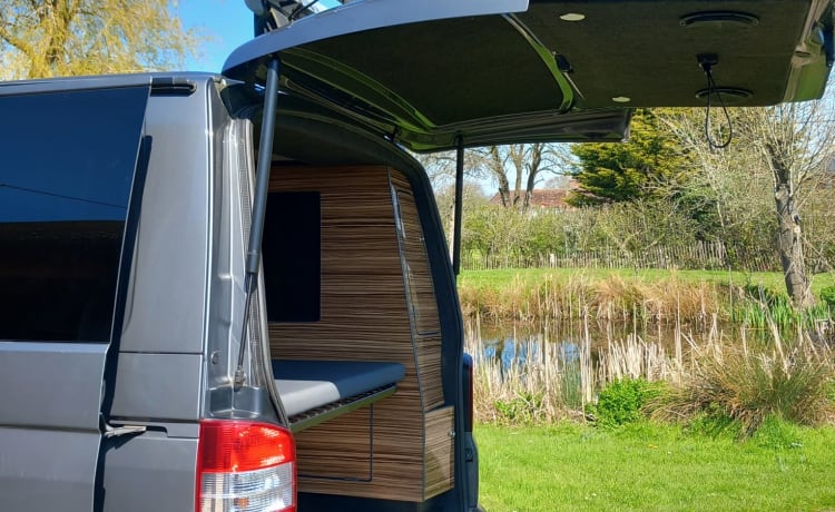 The Incredible Chris – 6-zits VW-camper, volledig omgebouwd, 60.000 kilometer