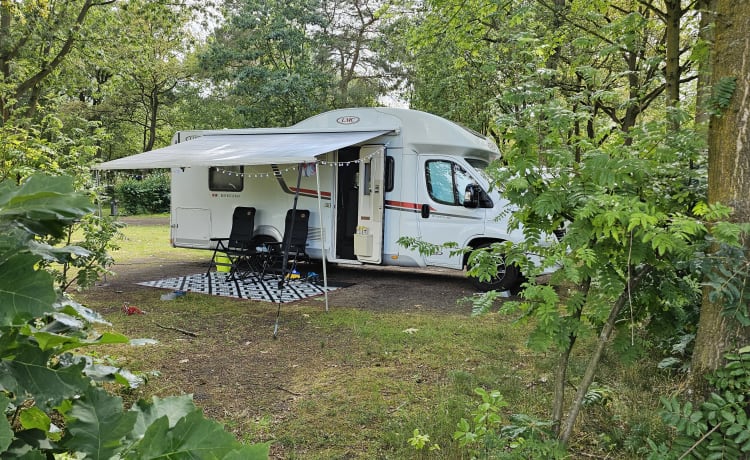 Bertha – Camping-car semi-intégral LMC Très Luxe, 2 ou 4 personnes (automatique)