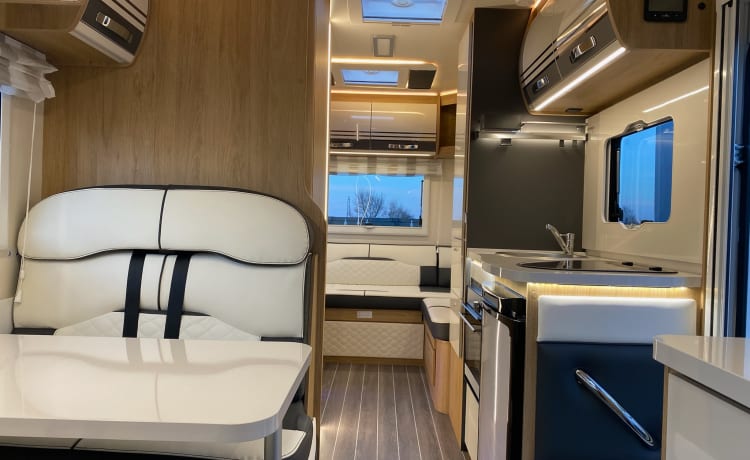 Auto Roller 747 – Nuovo di zecca 2023 - Motorhome Roller Team di lusso con 6 posti letto