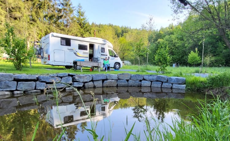 Mooie 4 persoons half-intergraal camper