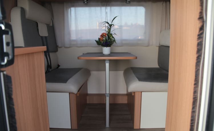 Spacious alcove mobile home with 6 seats/sleeps