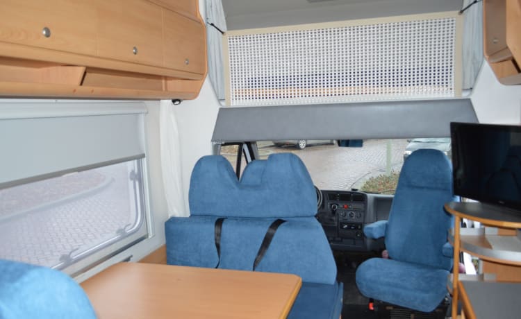 6-person family camper with AIRCO, spacious cross bed and large alcove