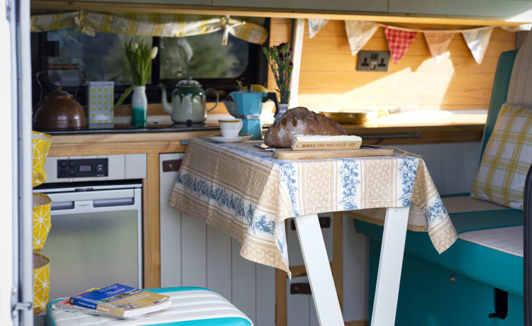 Kit – Huur Kit de campervan met op maat gemaakt interieur